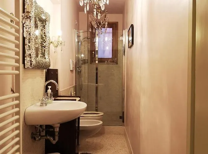 Gorgeous Venetian With Canal View *