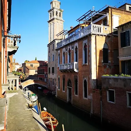 Gorgeous Venetian With Canal View