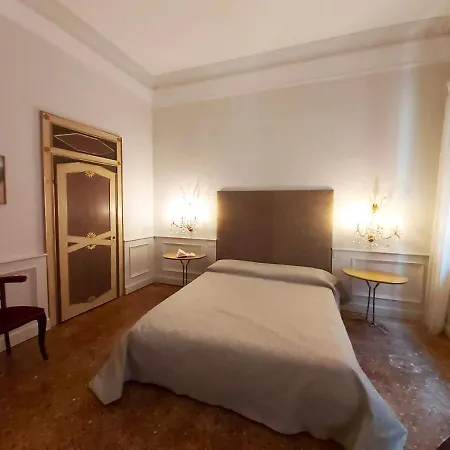 Gorgeous Venetian With Canal View Lejlighed