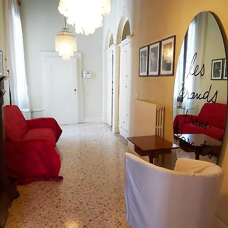 Gorgeous Venetian With Canal View Apartment