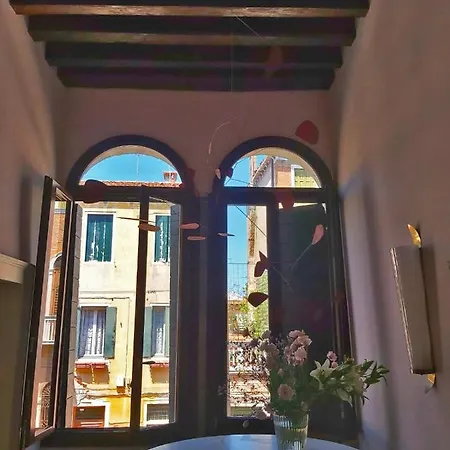 Gorgeous Venetian With Canal View Venise
